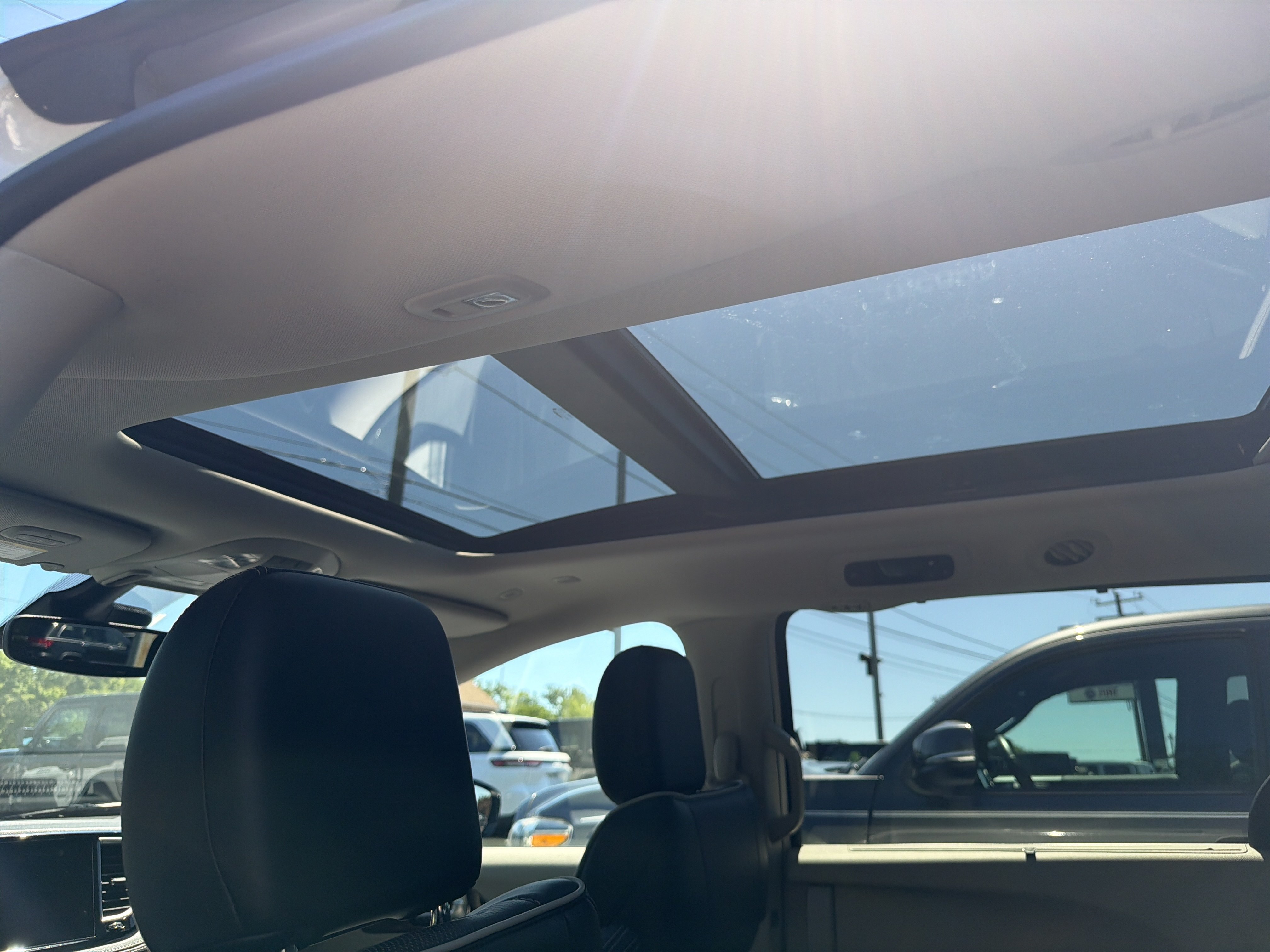 Used 2023 Chrysler Pacifica Limited FWD image 15