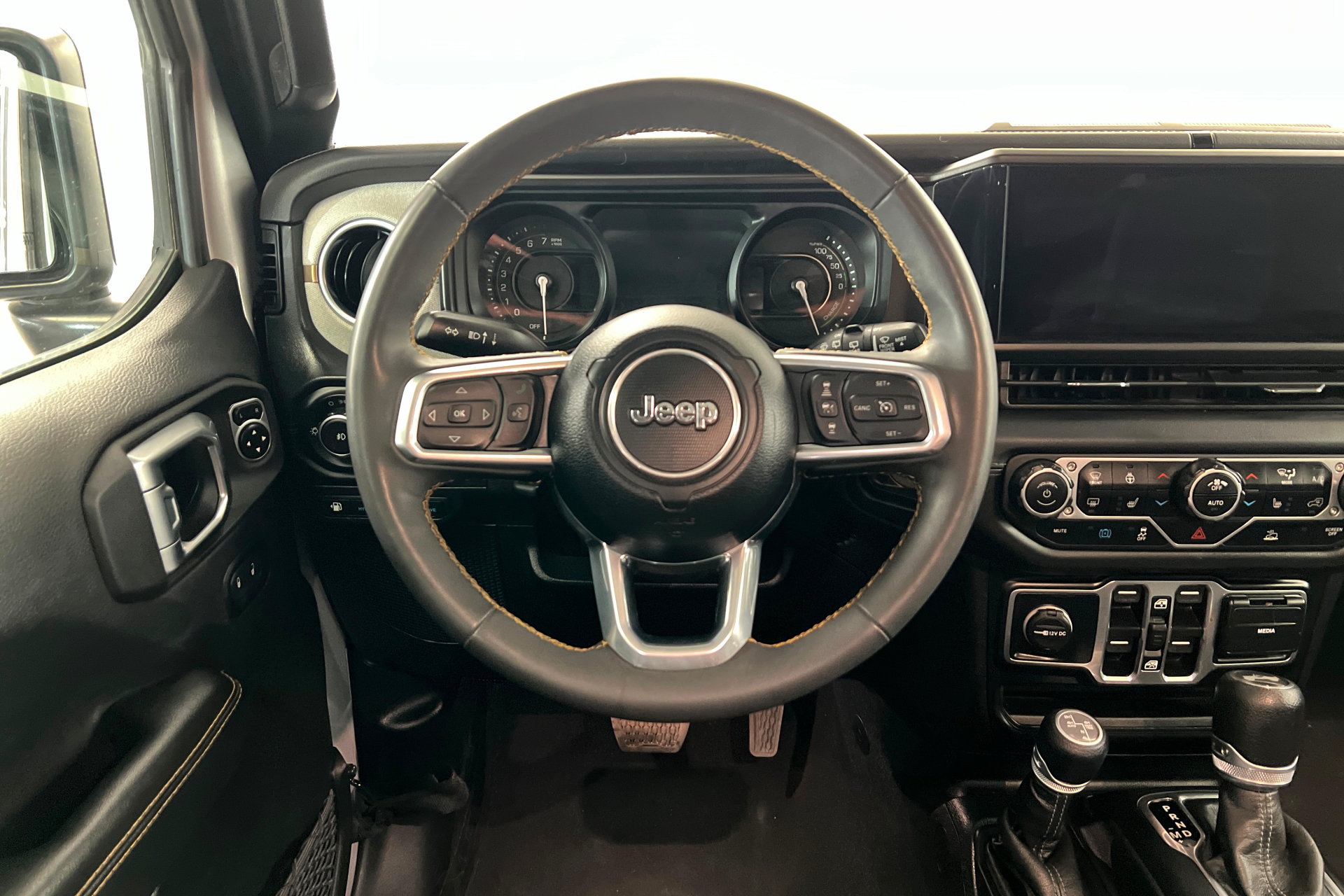 Used 2024 Jeep Wrangler Unlimited Sahara AWD/4WD image 12
