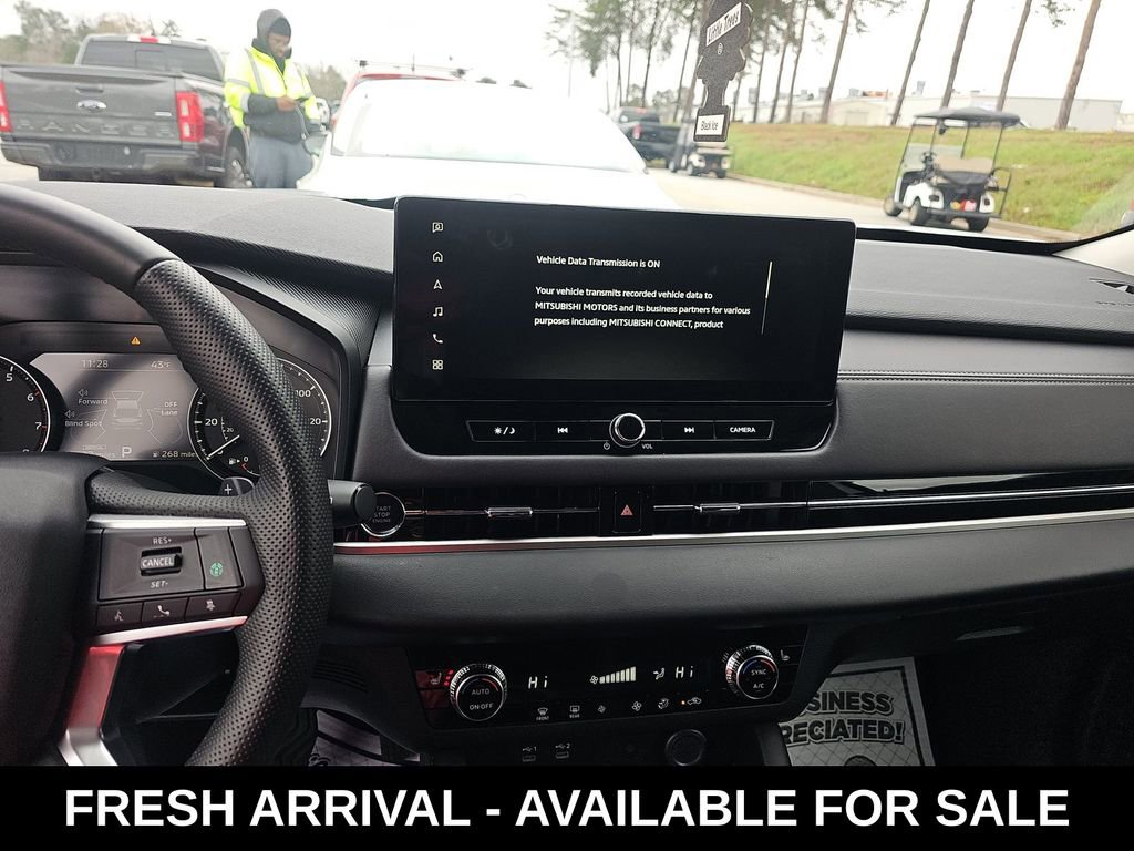 Used 2025 Mitsubishi Outlander SE image 11