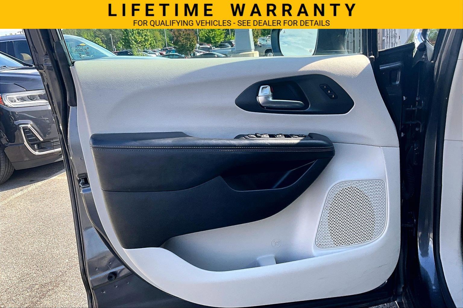 Used 2020 Chrysler Pacifica Limited FWD image 19