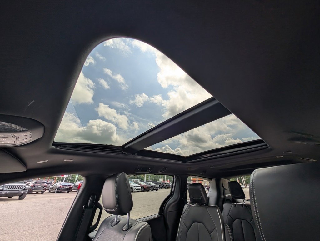 New 2026 Chrysler Pacifica Limited image 3