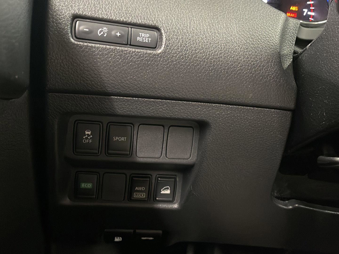 Used 2016 Nissan Rogue SV image 16