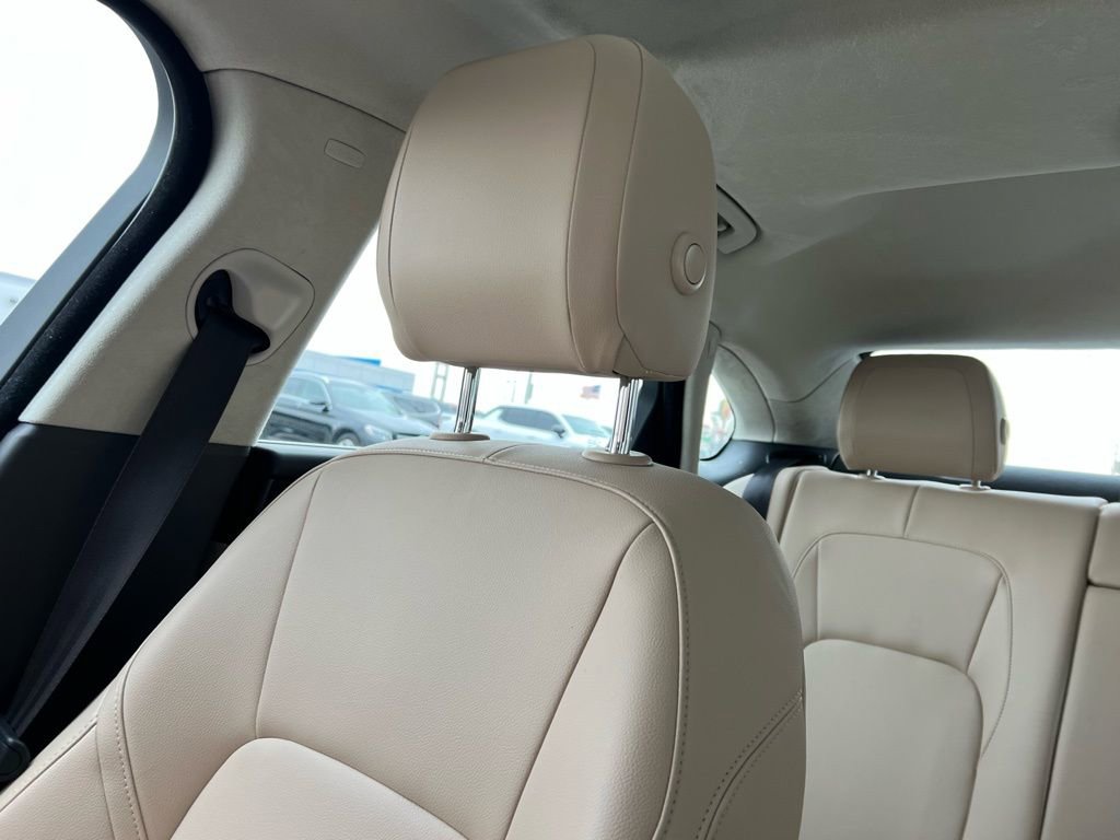 Used 2019 Jaguar XF Premium image 21