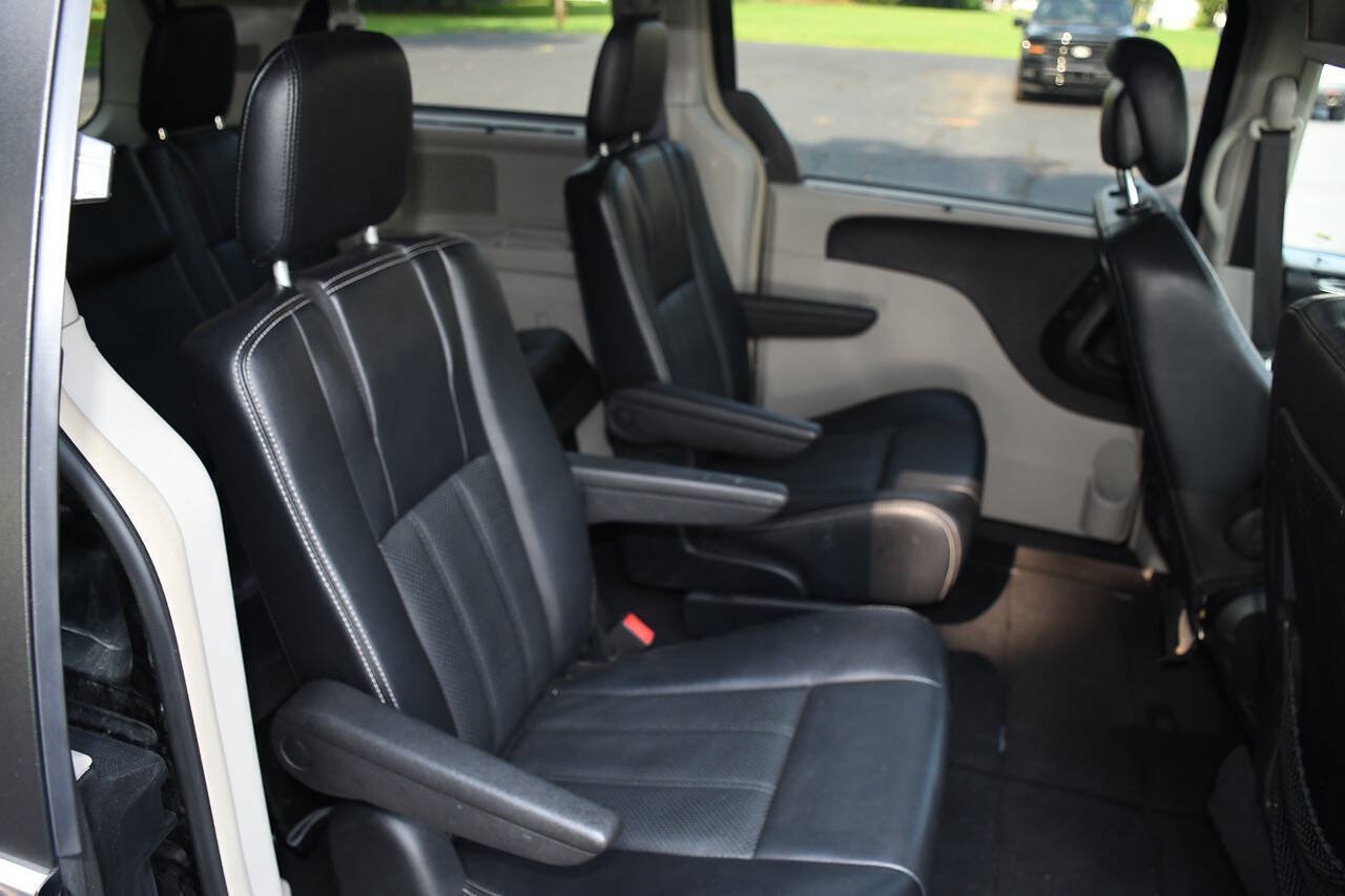 Used 2015 Chrysler Town & Country Touring-L w/ Driver Convenience Group FWD image 25