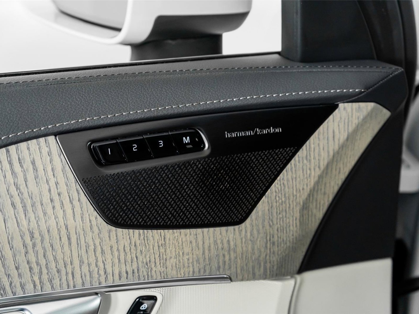 Used 2025 Volvo XC90 B6 Ultra w/ Protection Package Premier image 48