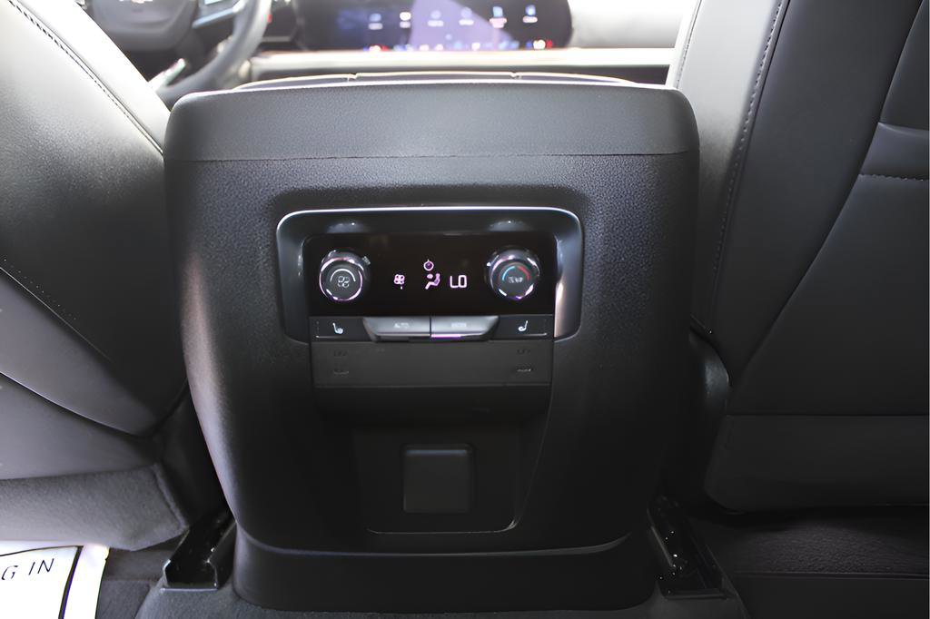 Used 2025 Chevrolet Suburban Premier image 21