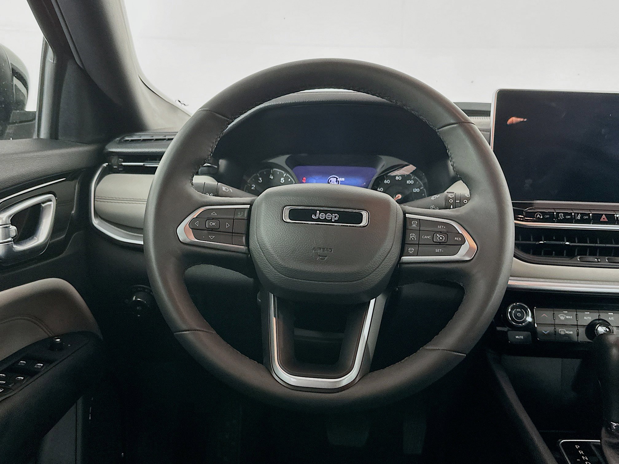 Used 2025 Jeep Compass Limited image 18