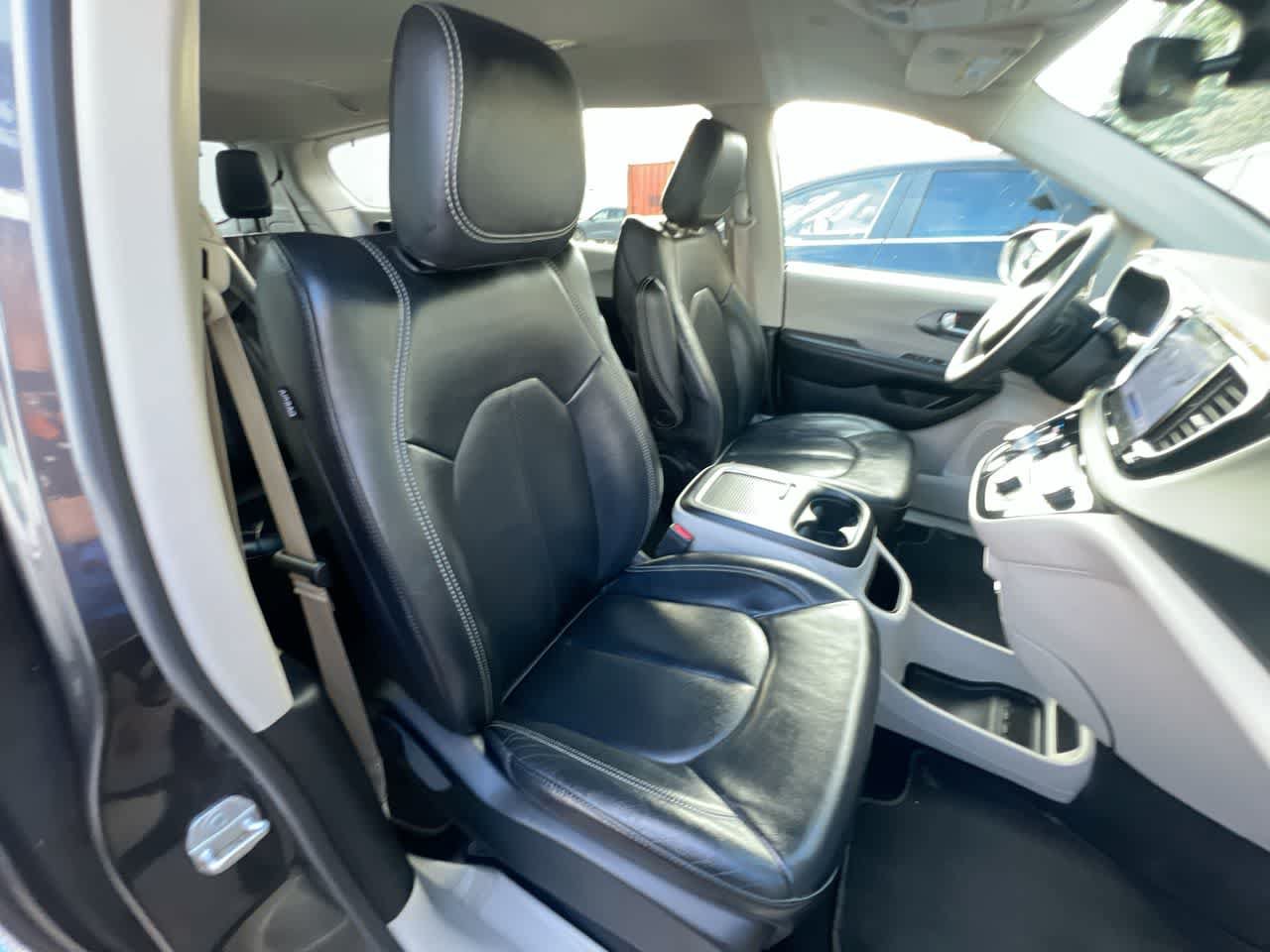 Used 2022 Chrysler Pacifica Touring-L FWD image 28