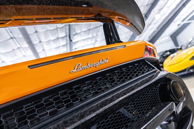 Used 2018 Lamborghini Huracan Performante AWD/4WD image 25