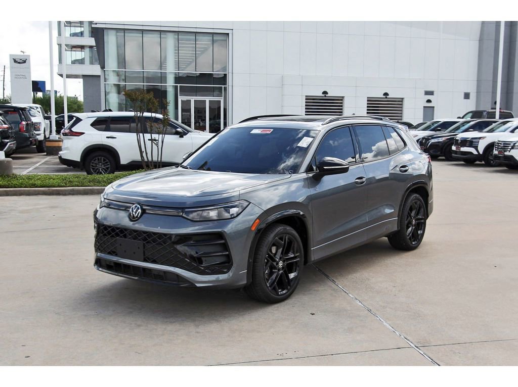 Used 2025 Volkswagen Tiguan SE R-Line image 2