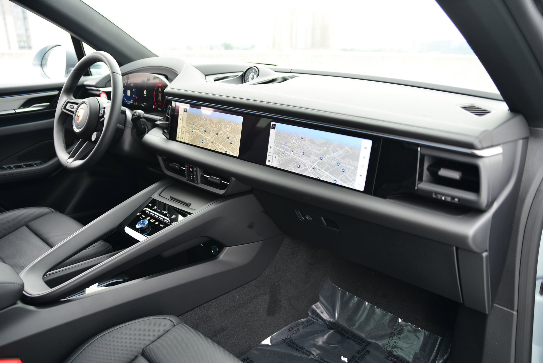 Certified 2025 Porsche Macan 4 Electric image 24