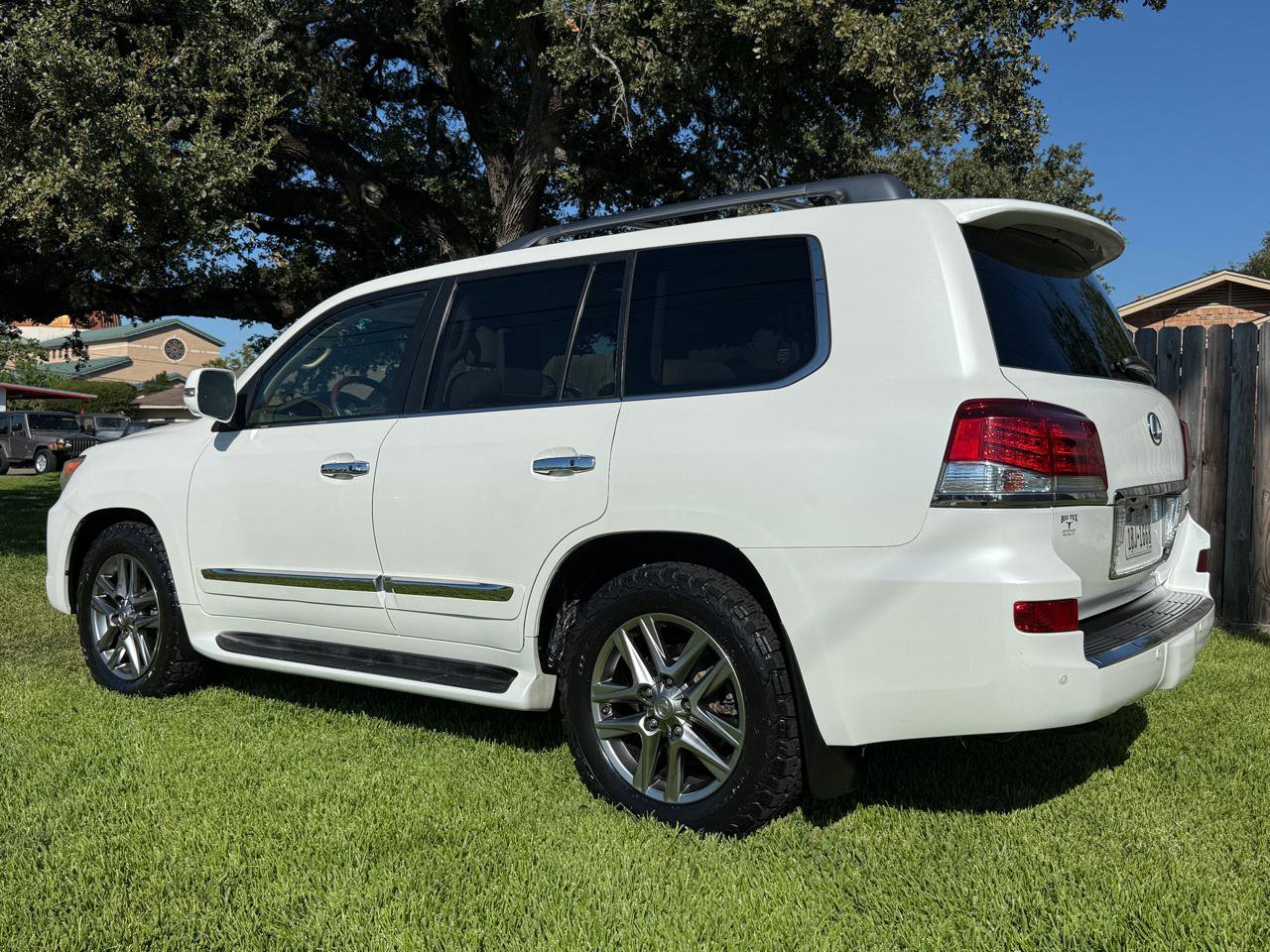Used 2013 Lexus LX 570 4WD w/ Luxury Pkg image 4