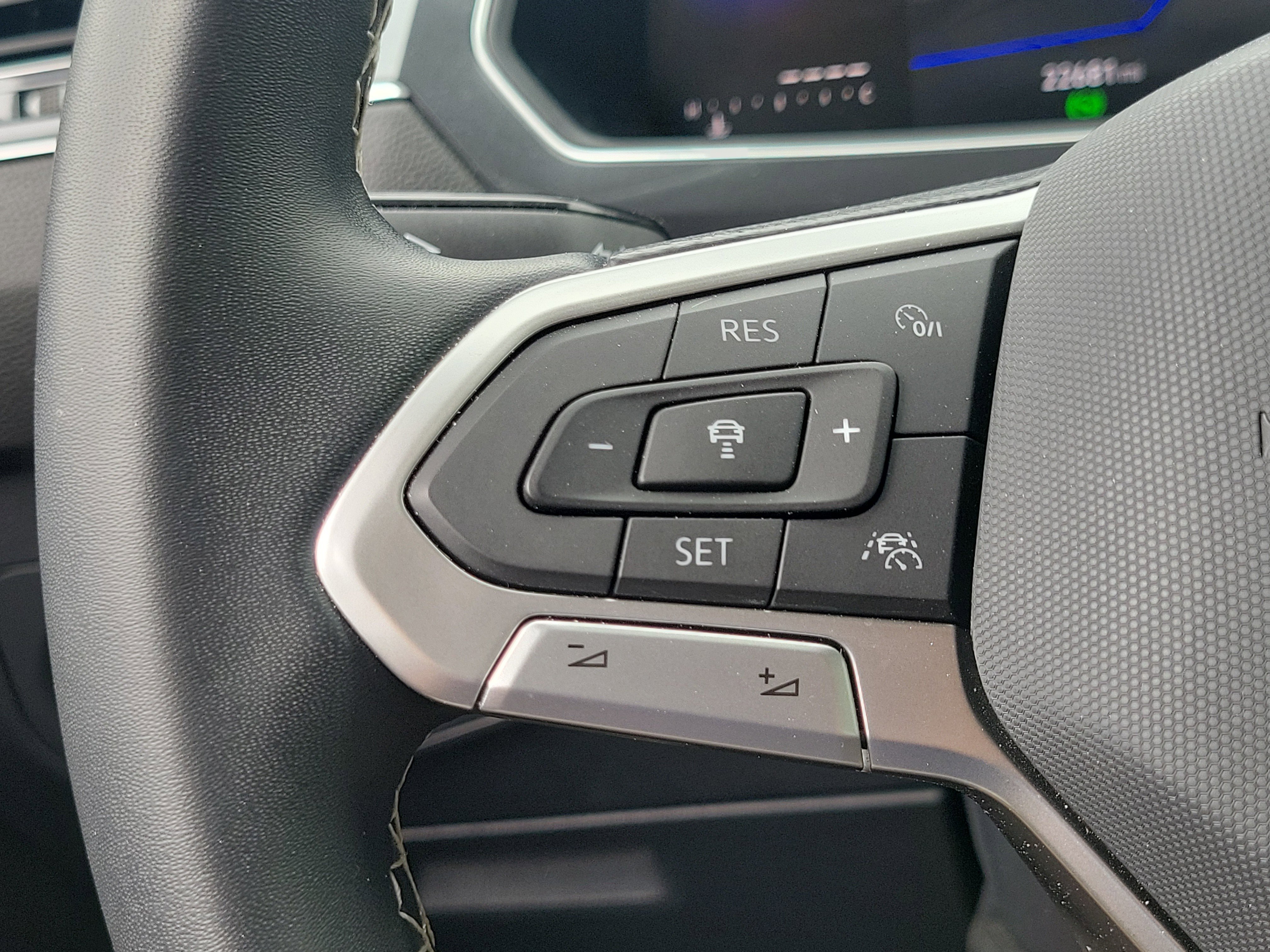 Used 2024 Volkswagen Tiguan SE image 23