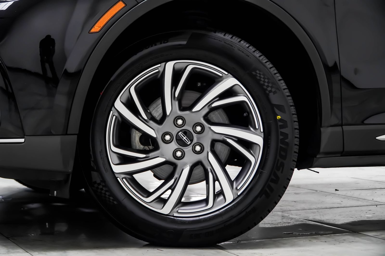 Used 2025 Lincoln Corsair AWD image 7