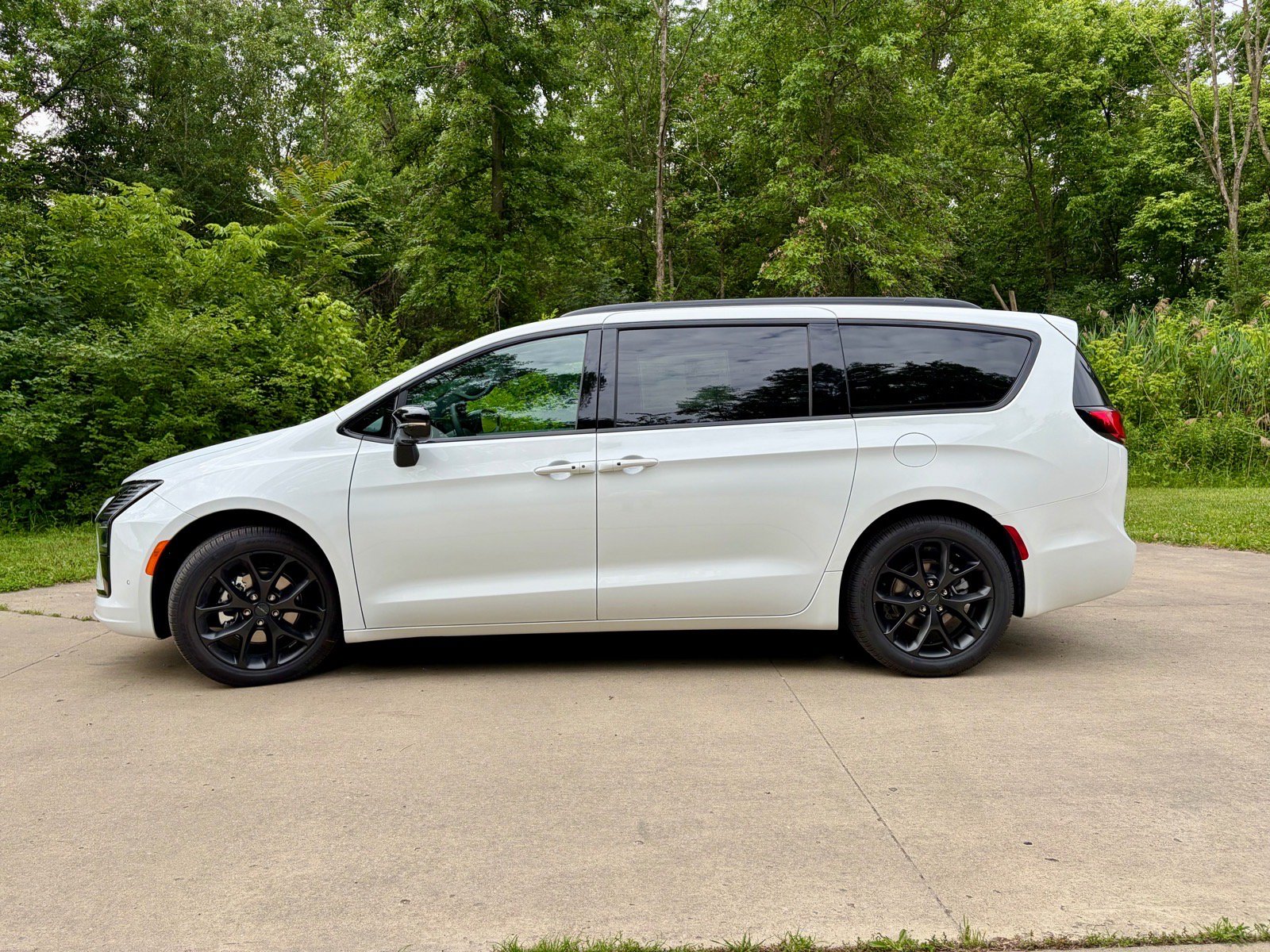 New 2027 Chrysler Pacifica Limited FWD image 9