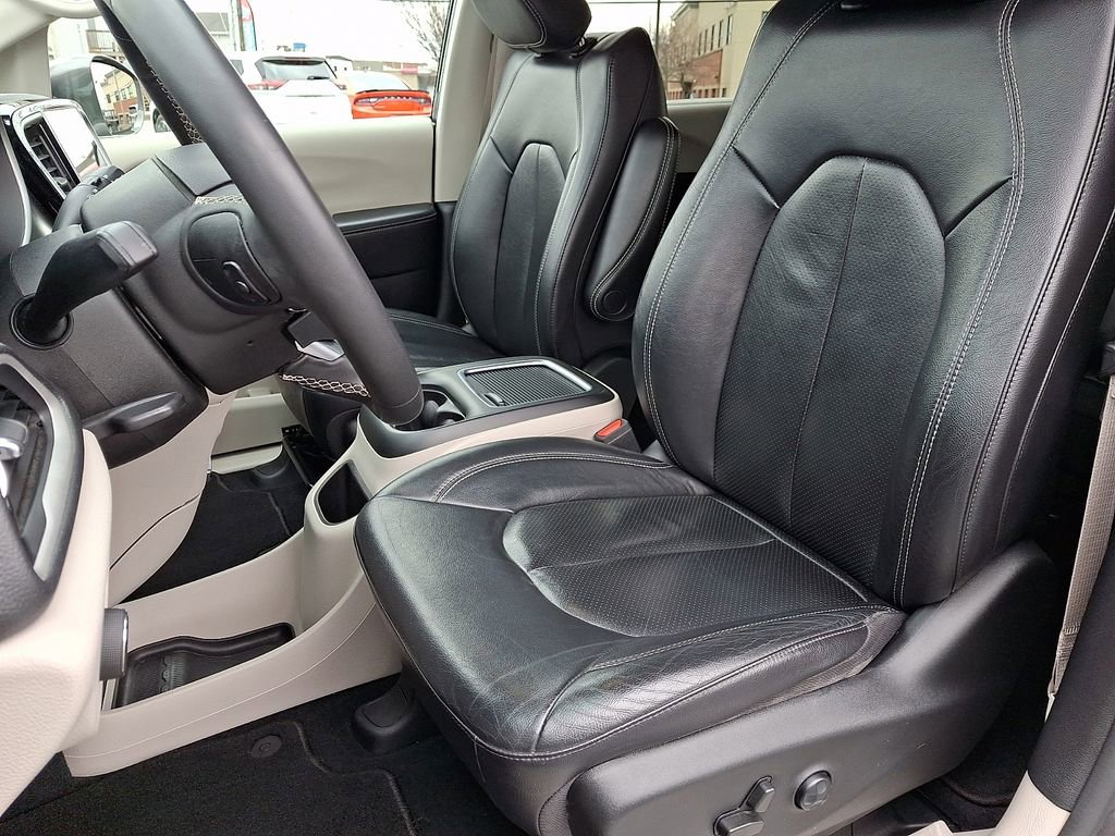 Used 2022 Chrysler Pacifica Touring-L AWD/4WD image 18