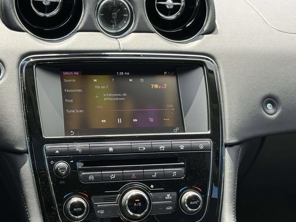 Used 2016 Jaguar XJ Supercharged RWD image 10