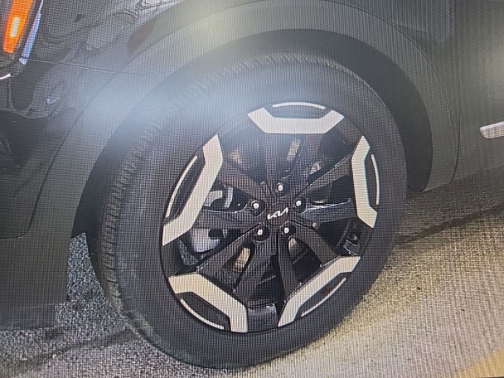 Used 2025 Kia Telluride S image 16