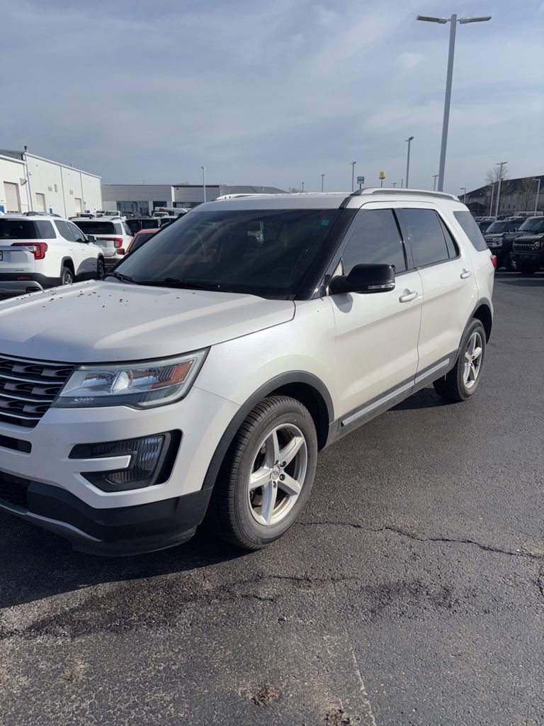 Used 2016 Ford Explorer XLT image 3