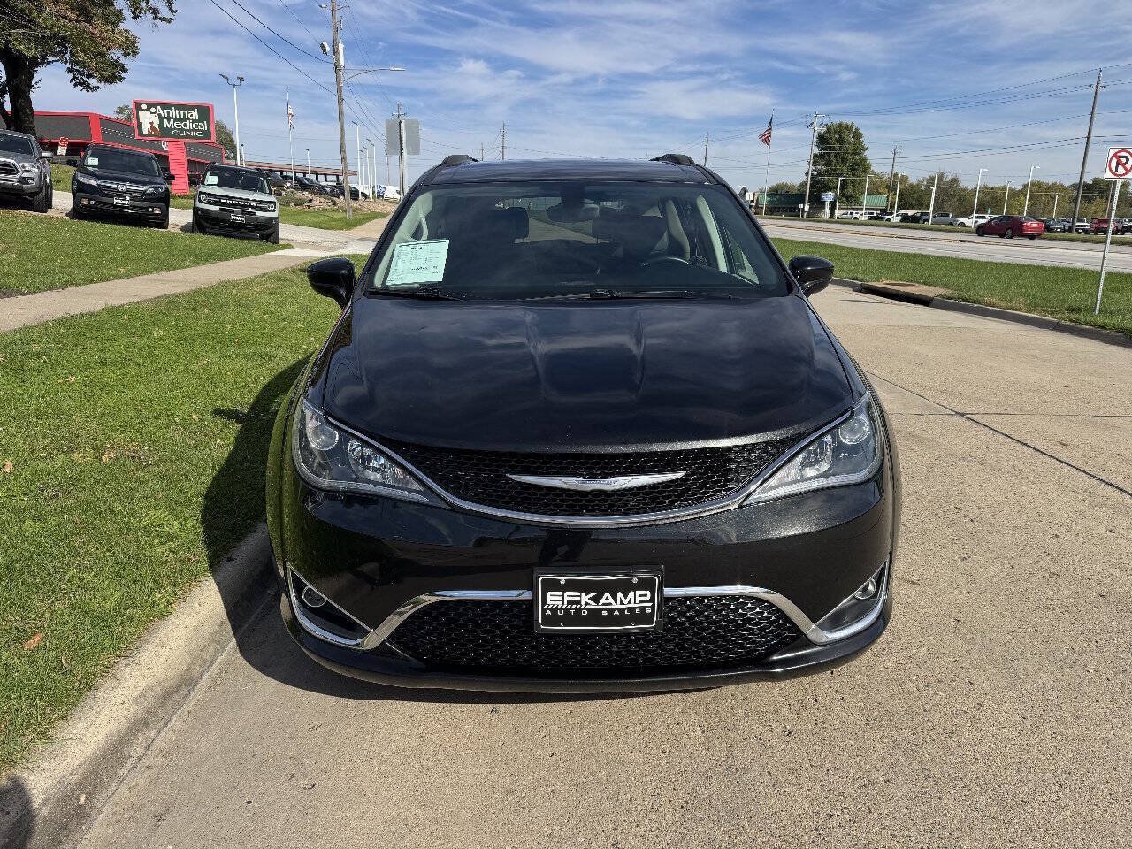 Used 2017 Chrysler Pacifica Touring-L FWD image 8