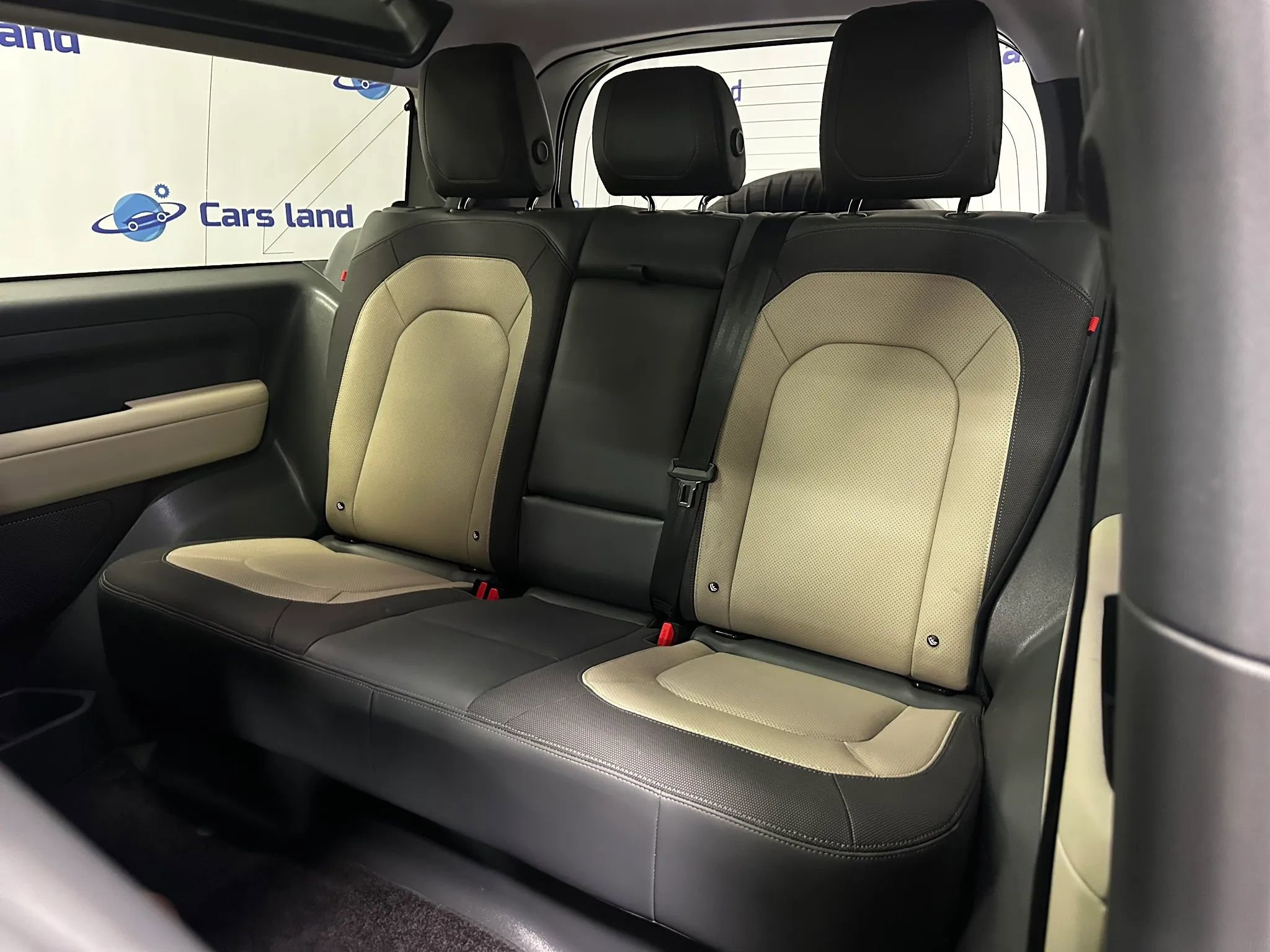Used 2023 Land Rover Defender 90 X-Dynamic SE AWD/4WD image 13