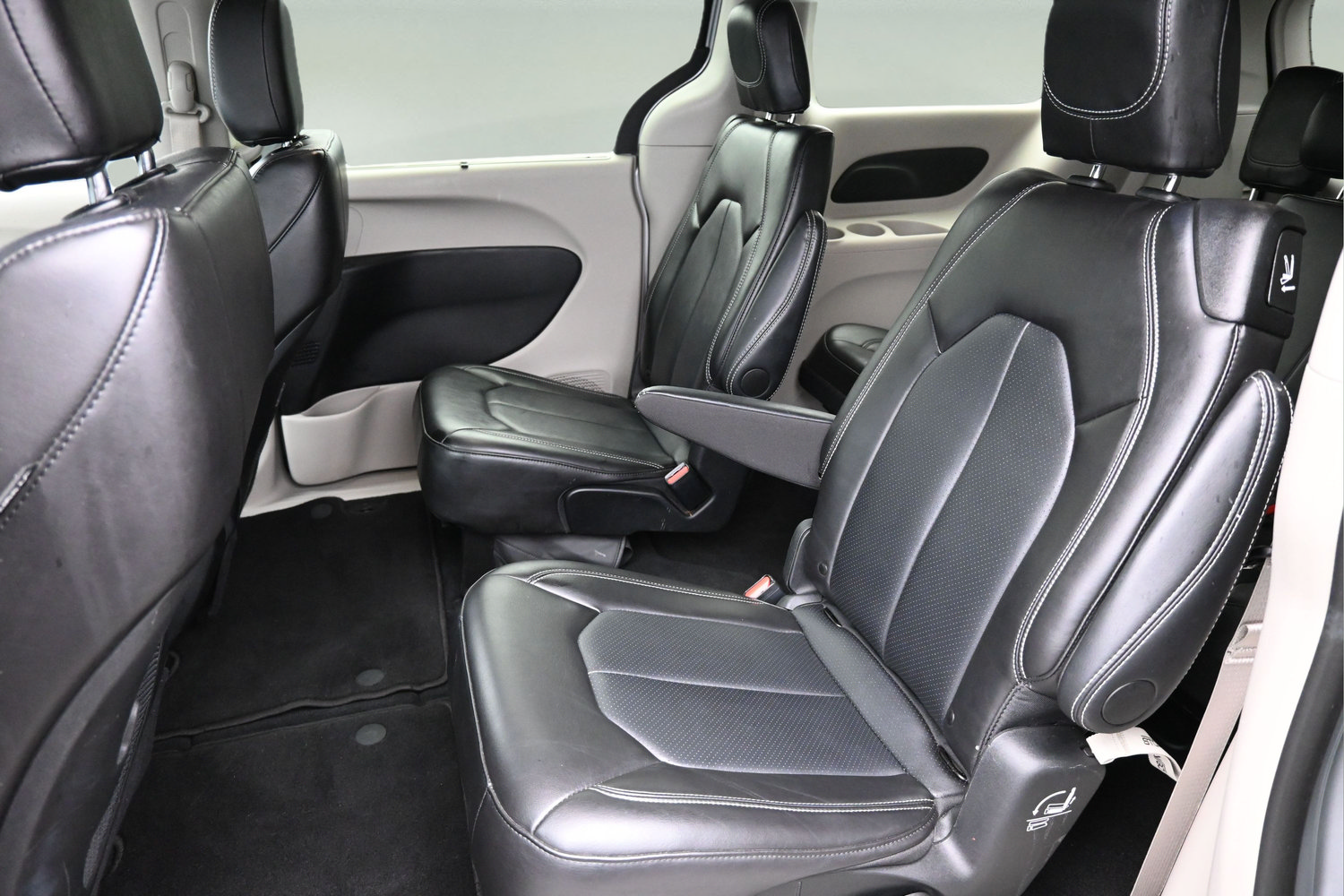 Used 2024 Chrysler Pacifica Touring-L FWD image 17