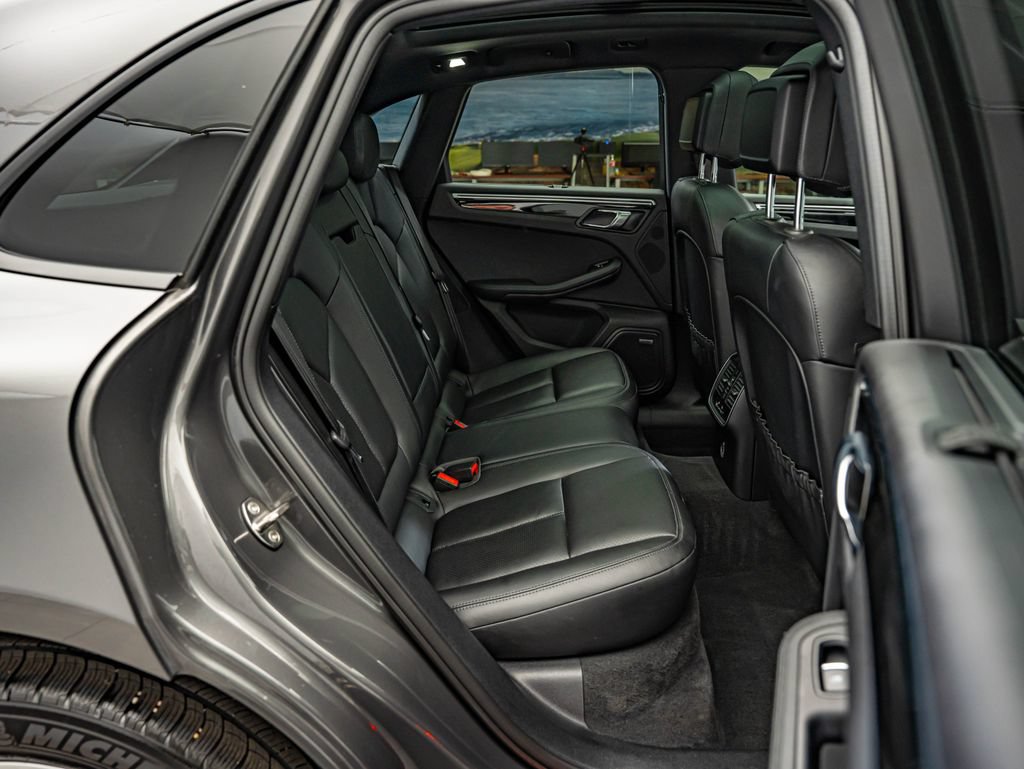 Used 2018 Porsche Macan AWD/4WD image 35