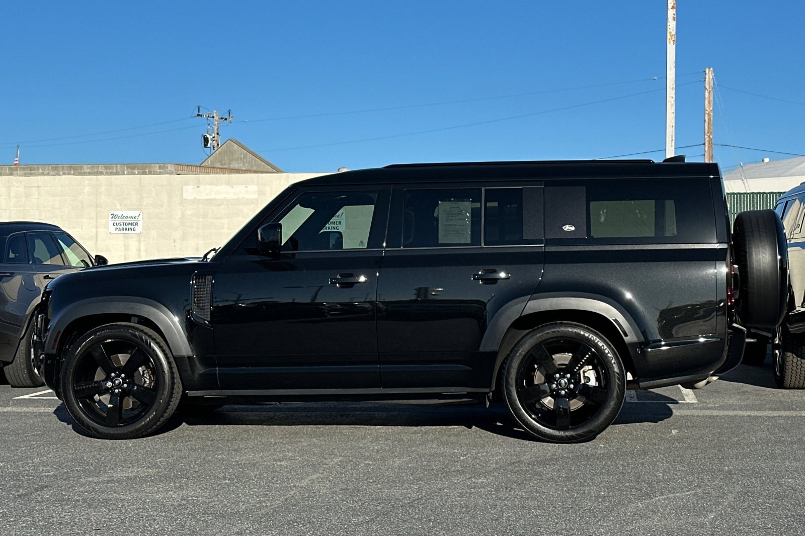 Used 2023 Land Rover Defender 130 X-Dynamic SE image 2