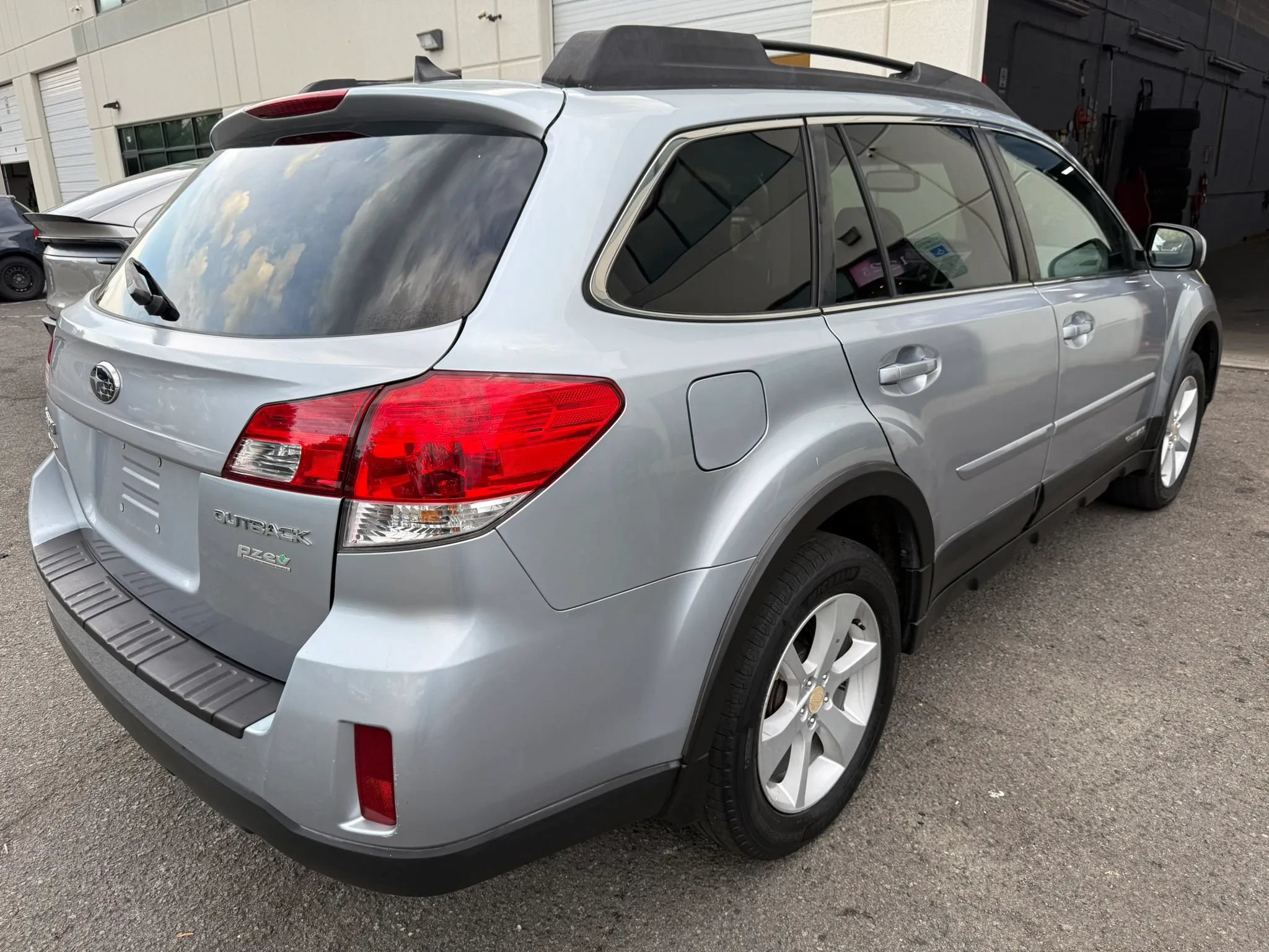 Used 2014 Subaru Outback 2.5i Premium w/ Moonroof Package AWD/4WD image 12