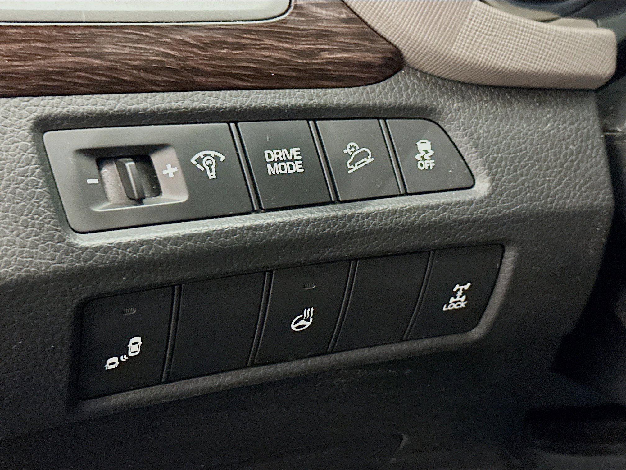 Used 2017 Hyundai Santa Fe Sport w/ 2.4L Tech Package 04 AWD/4WD image 17