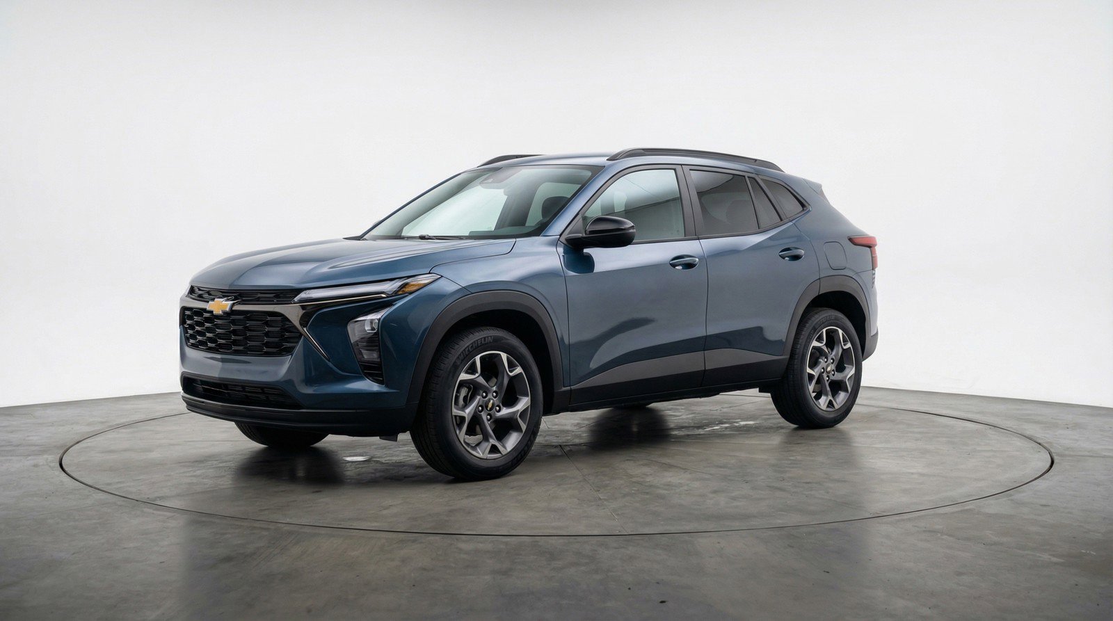 Used 2025 Chevrolet Trax LT FWD image 3