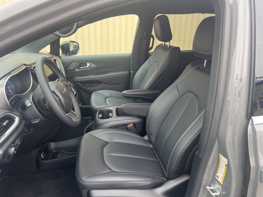 New 2025 Chrysler Pacifica Select image 11