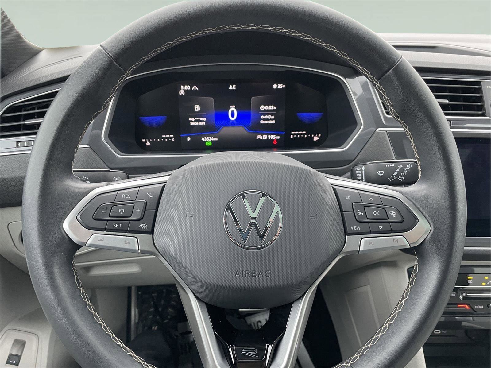 Used 2023 Volkswagen Tiguan SE R-Line image 27