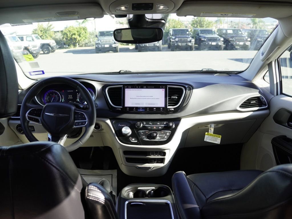 Used 2022 Chrysler Pacifica Touring-L image 25