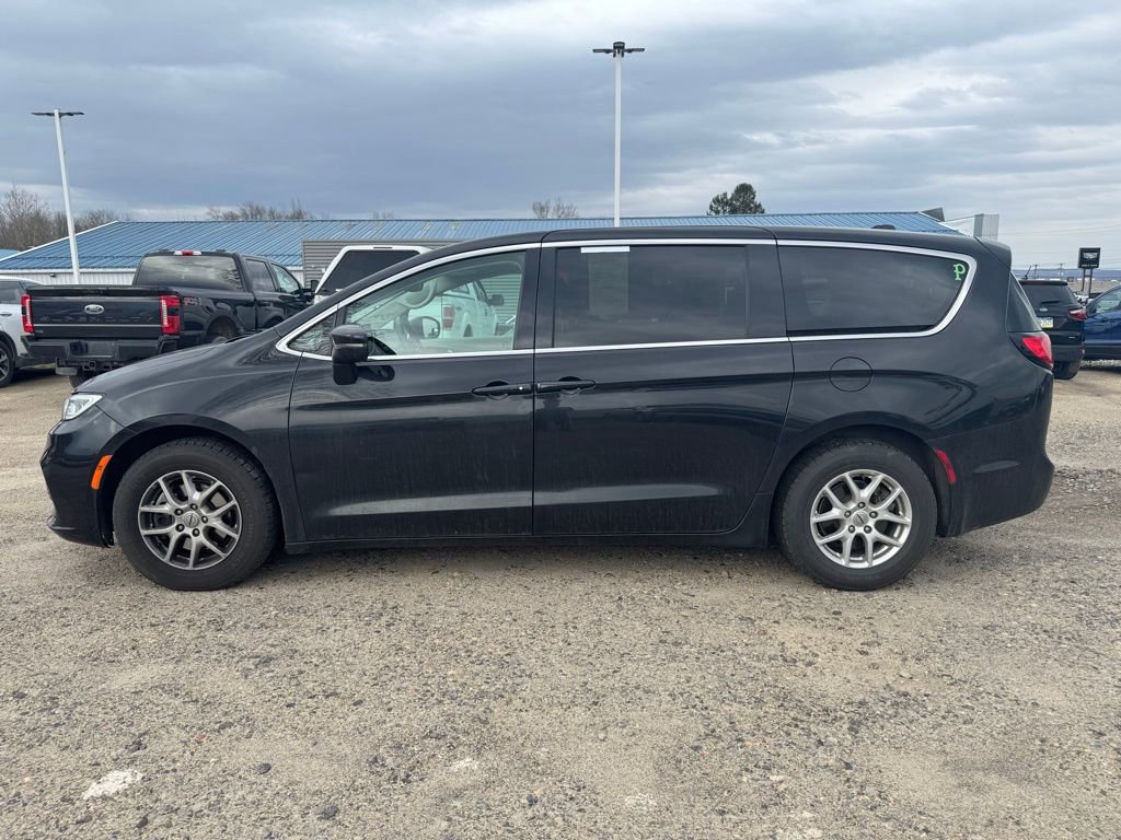 Used 2023 Chrysler Pacifica Touring-L image 2