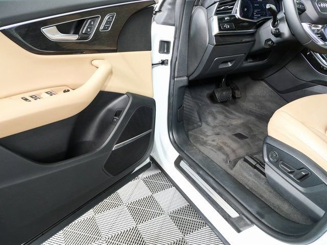 Used 2019 Audi Q8 Prestige w/ Towing Package AWD/4WD image 8