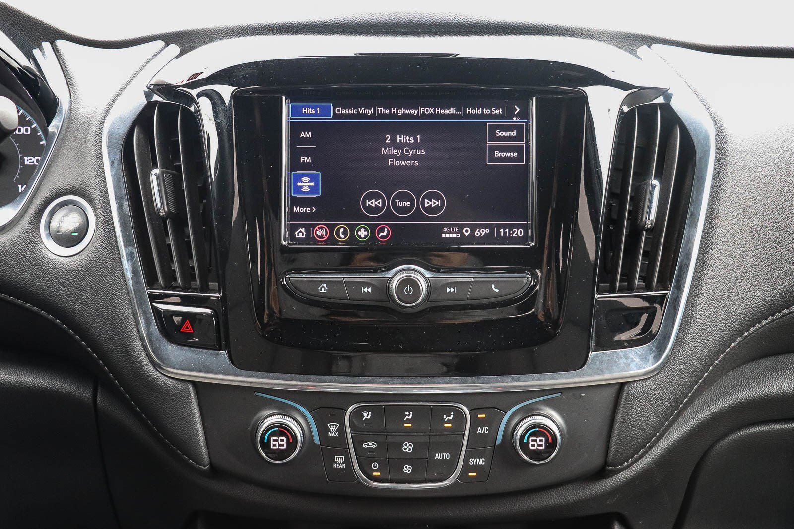 Used 2023 Chevrolet Traverse LT FWD image 14