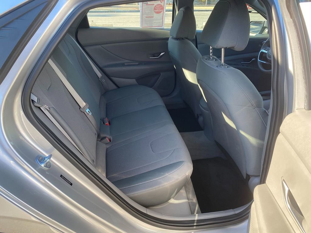 Used 2021 Hyundai Elantra SE image 26