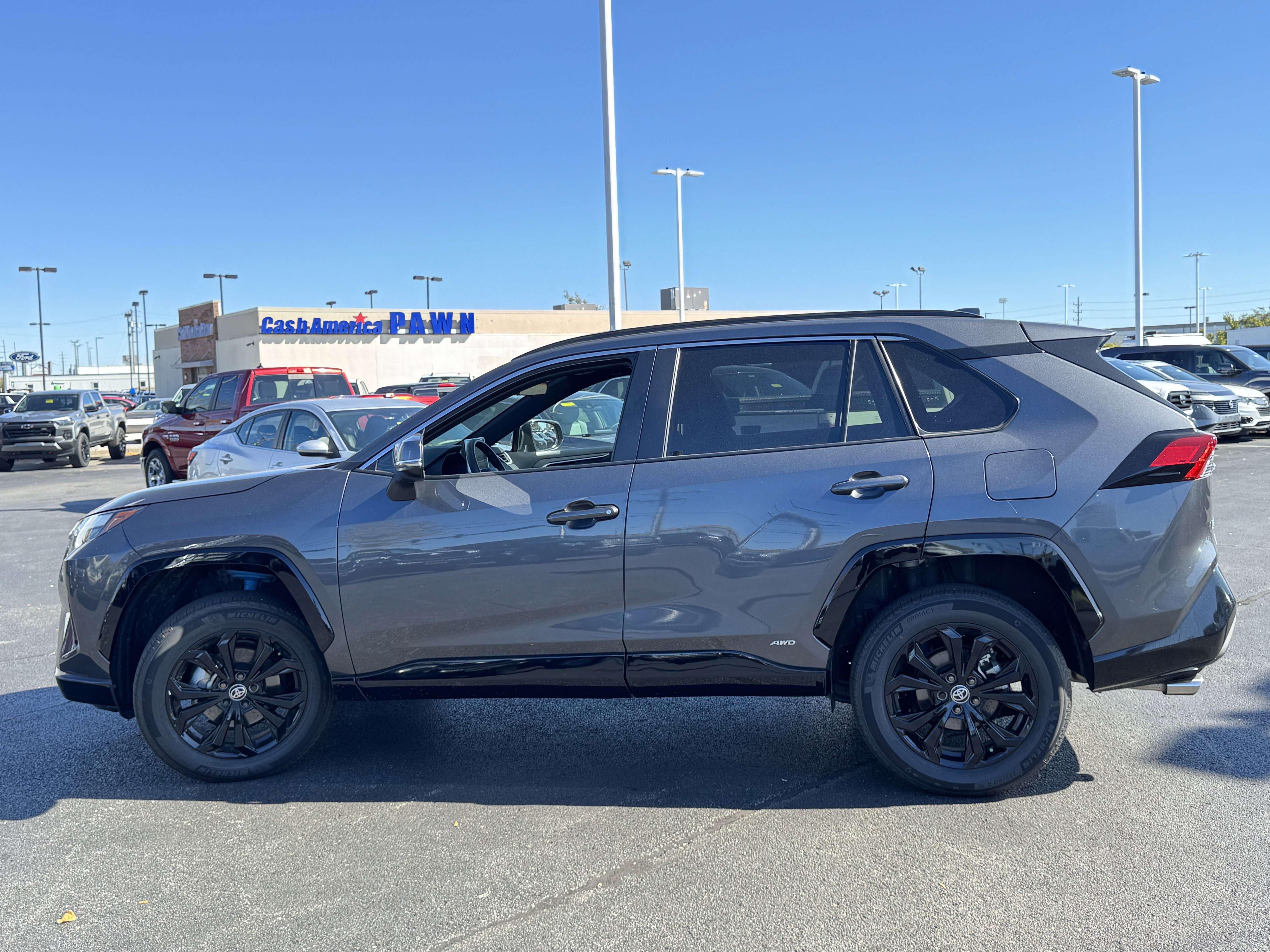 Used 2025 Toyota RAV4 SE image 16