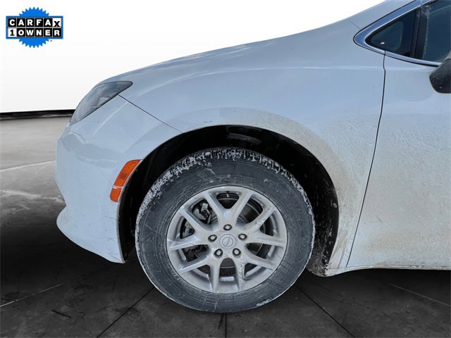 Used 2023 Chrysler Voyager LX image 14