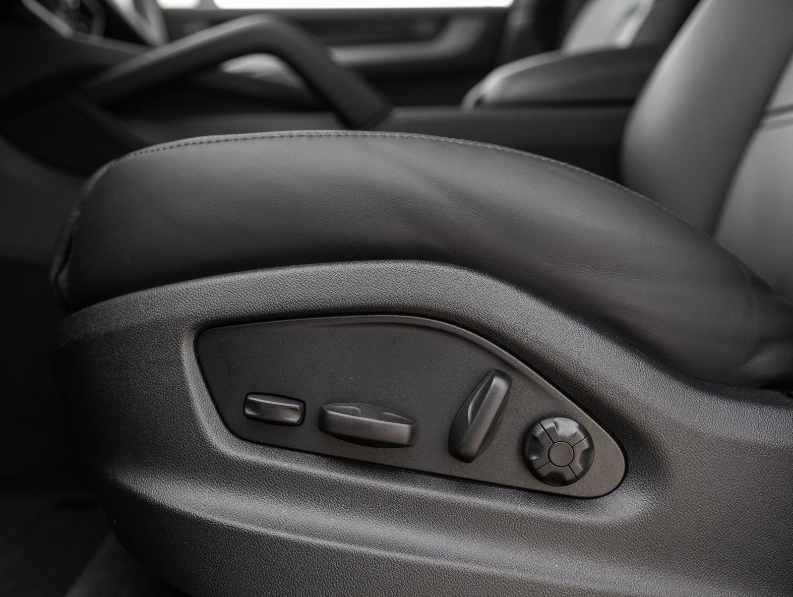 Certified 2026 Porsche Cayenne Coupe image 23