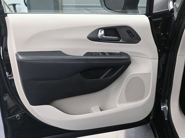 Used 2023 Chrysler Pacifica Touring-L image 9