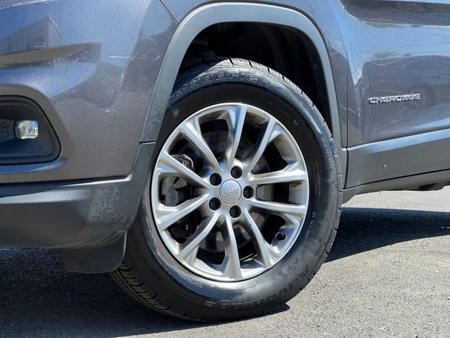 Used 2019 Jeep Cherokee Latitude Plus AWD/4WD image 2