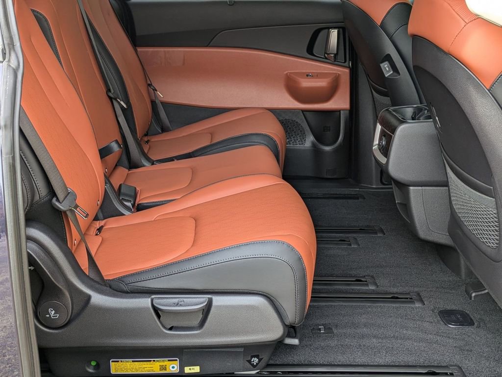 Used 2025 Kia Carnival EX image 23
