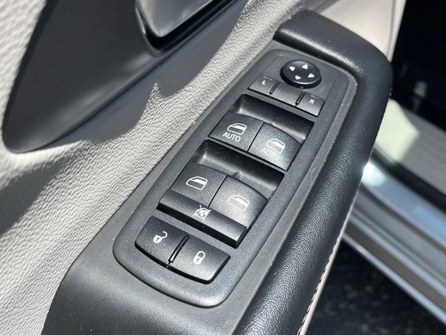 Used 2020 Chrysler Pacifica Touring FWD image 25