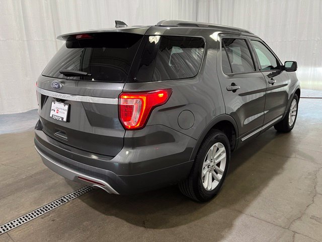 Used 2017 Ford Explorer XLT w/ Equipment Group 202A FWD image 5