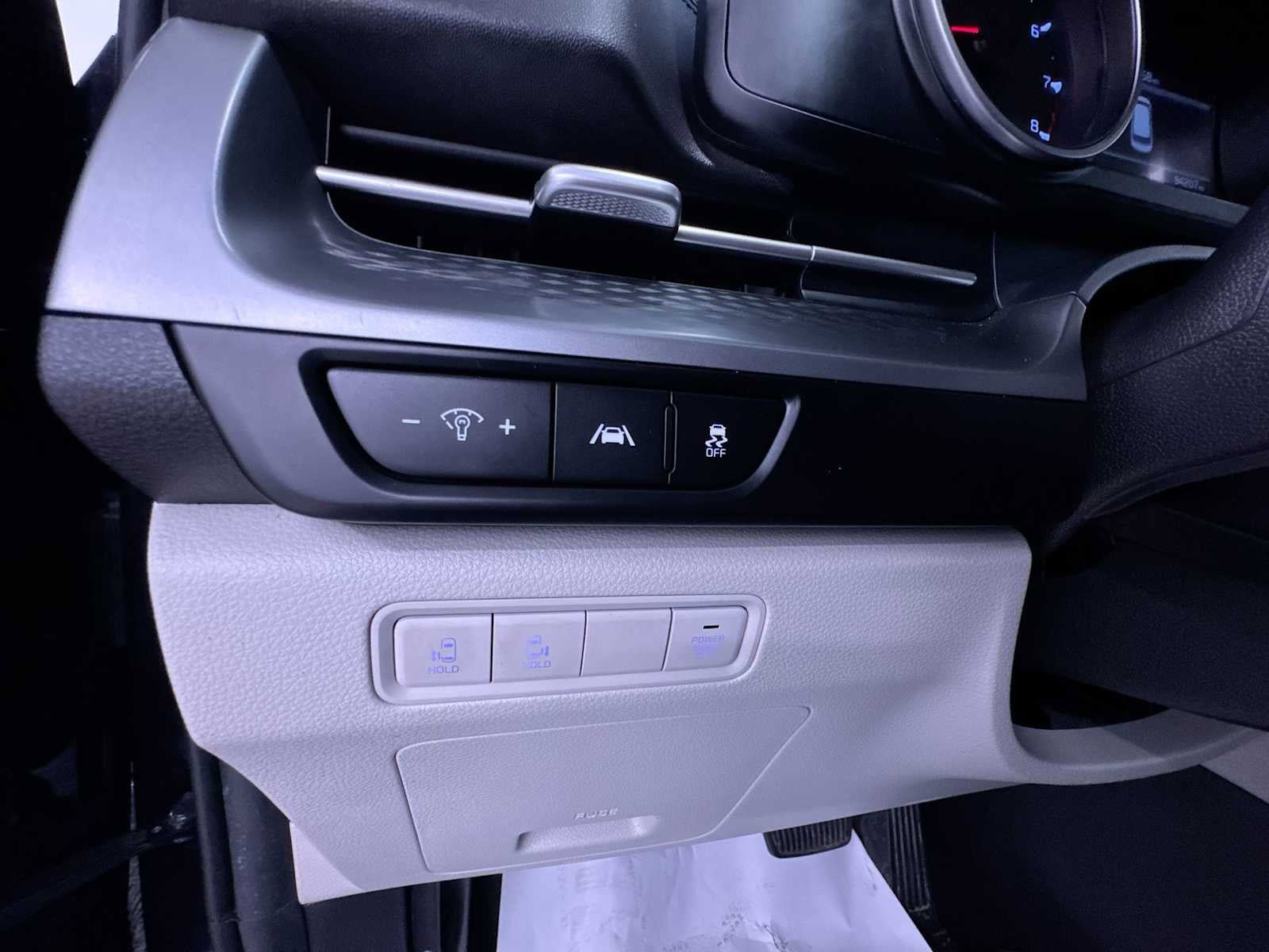 Used 2023 Kia Carnival LX FWD image 16