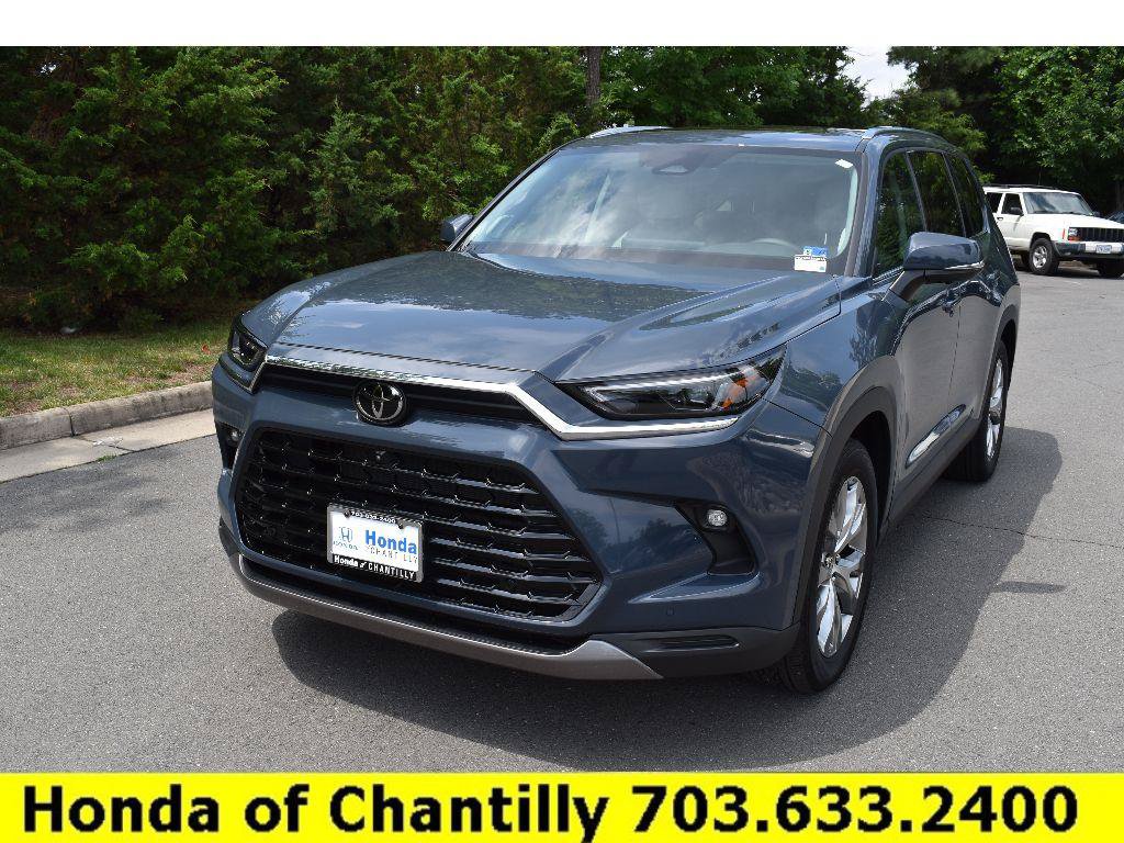Used 2025 Toyota Grand Highlander AWD image 3