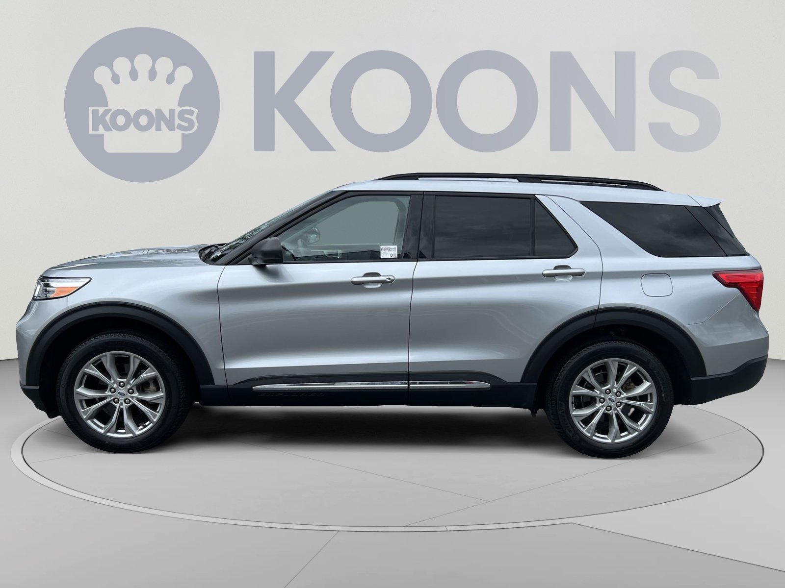 Used 2023 Ford Explorer XLT w/ Equipment Group 202A AWD/4WD image 2