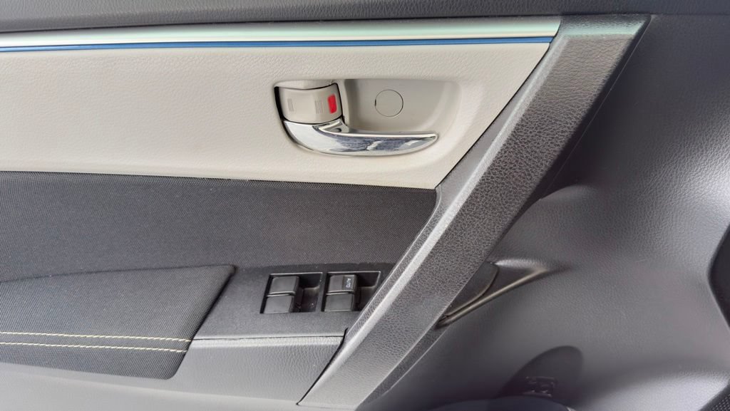 Used 2015 Toyota Corolla LE FWD image 27